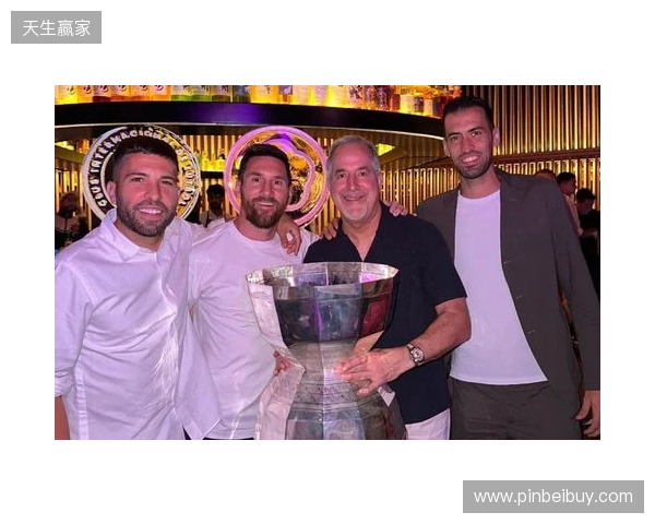 安东内拉晒一家人同美职联奖杯合照:恭喜亲爱的,我们爱你