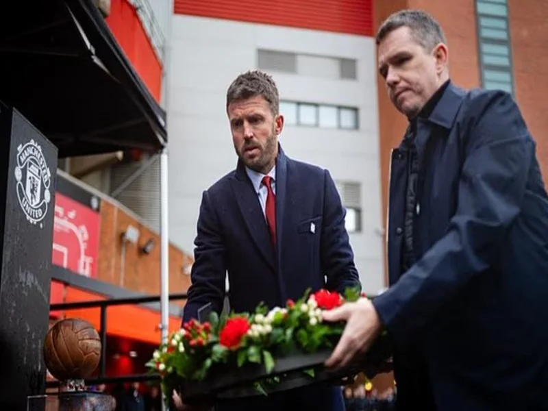 纪念慕尼黑空难68周年，弗兰克和卡里克在赛前敬献花圈